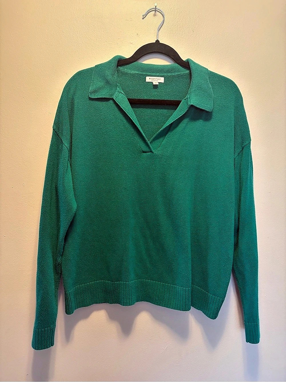 REssentials V-Neck Sweater in Green